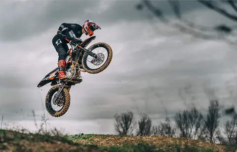 Une moto 50cc pour aller au collège ou sur un terrain de cross