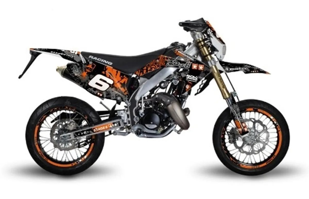 Un kit déco et un pot passage haut Stage6 pour Honda HM !
