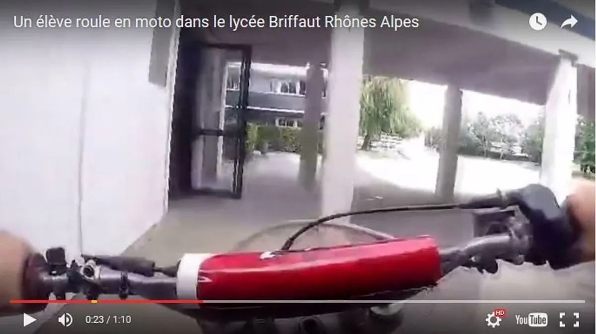 Balade en moto au lycée pendant le BAC