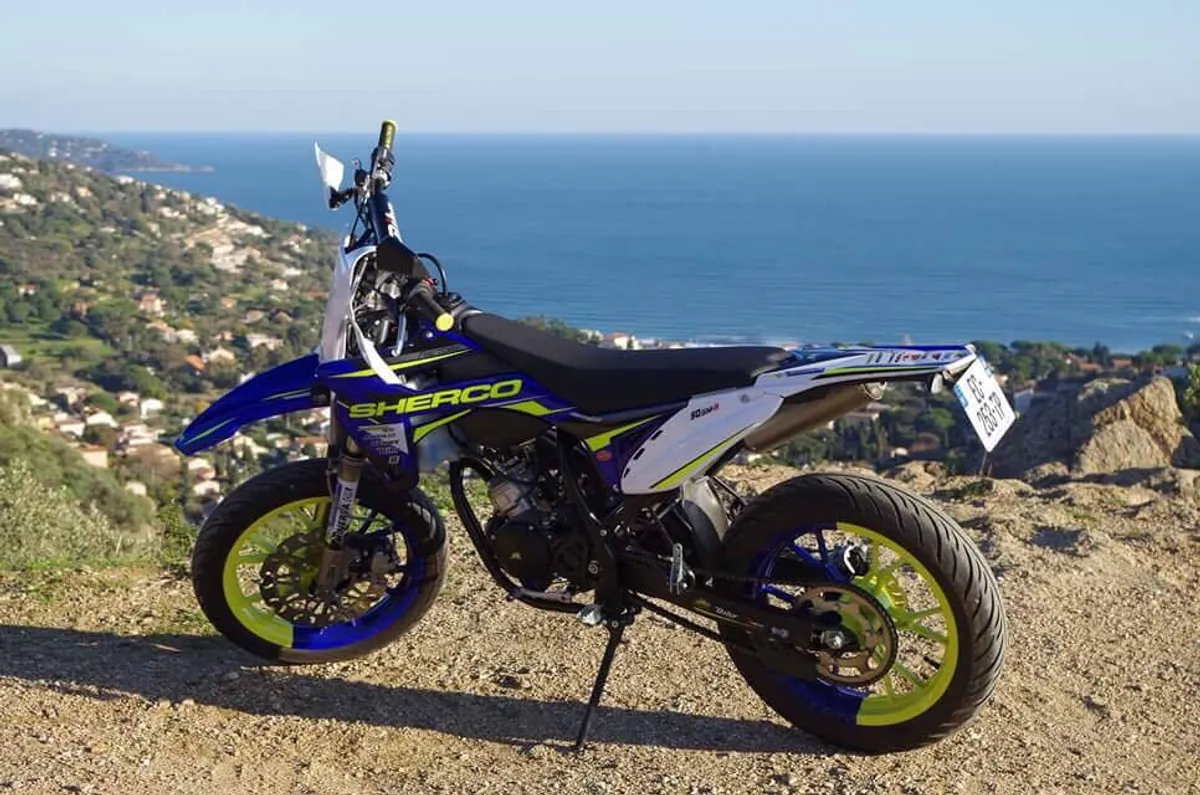 De nouvelles plaques d’immatriculation pour les motos 50 cc