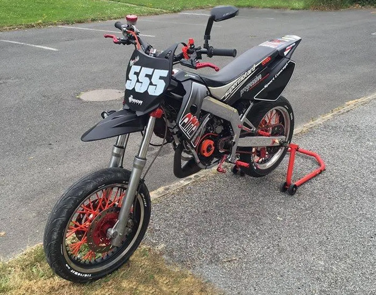 Soignez le look de votre moto avec les plaques cross UFO