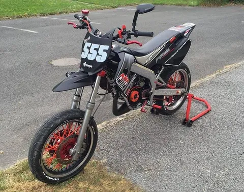 Soignez le look de votre moto avec les plaques cross UFO