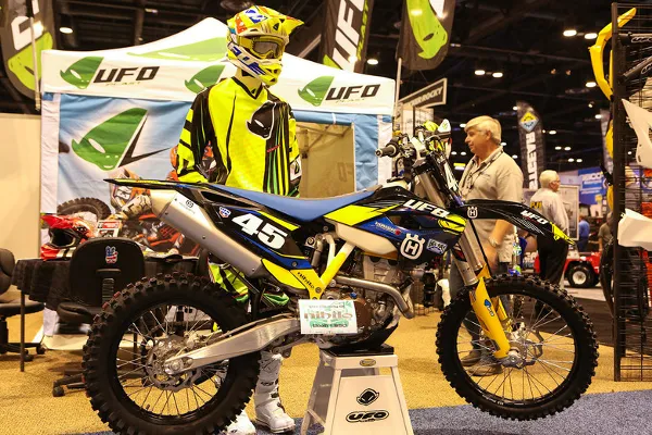 ufo-kit-plastique-cross-plaque-phare-derbi-beta-rieju-yamaha