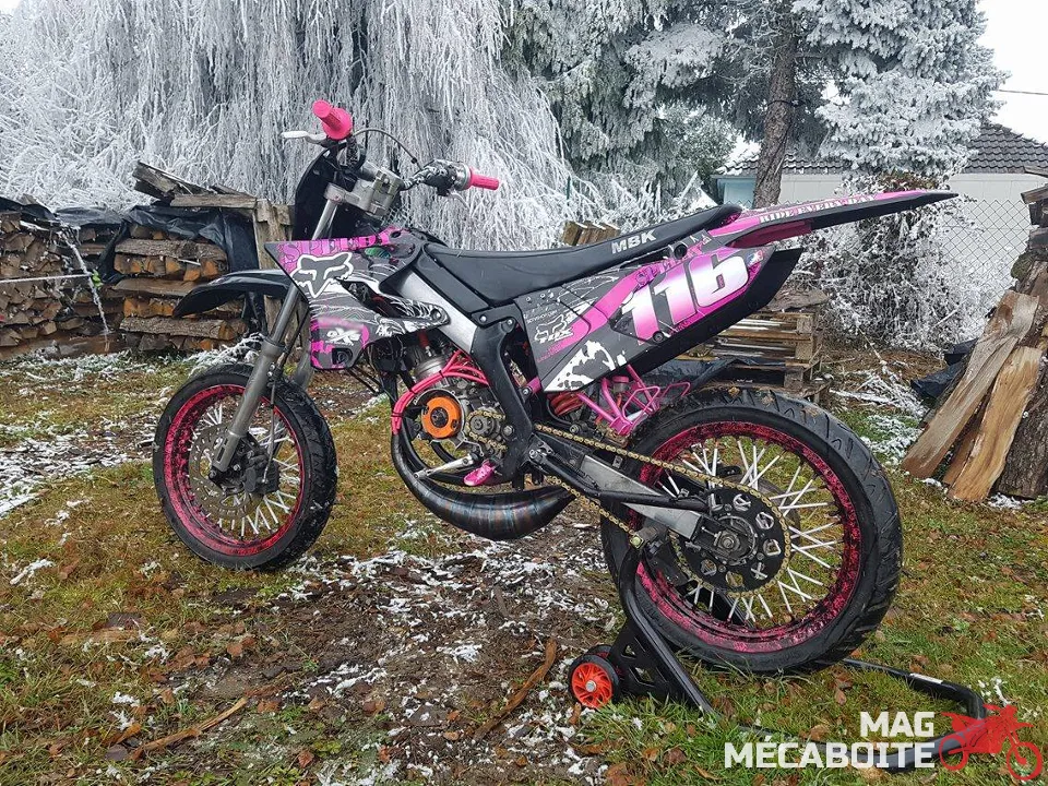 yamaha-dt-50-rose-noir-blanc