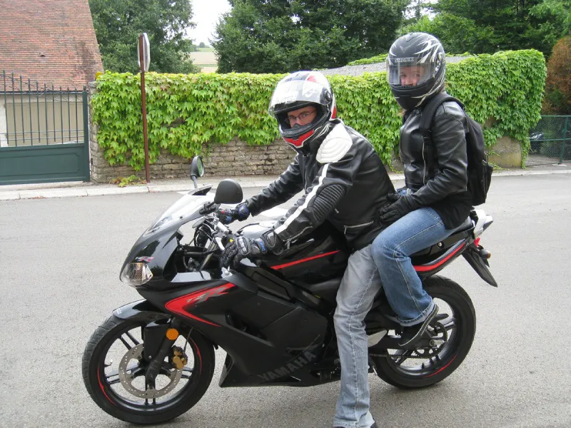 La Yamaha TZR 50 peut accueillir un passager